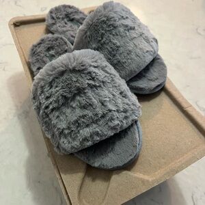 SKIMS Smoke Faux Fur Slippers Sz 4.5